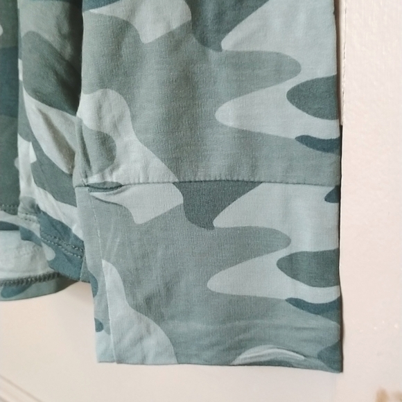 BNWT Ricki's Size XL Long Sleeve Camo Print Top With Backside Button Acc… - Picture 7 of 7